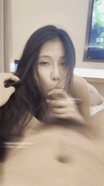 《调教极品美女口交+颜射性爱》超高颜值反差母狗调教，跪在地上口交，狠狠的抽插她！全程露脸，毒龙舔脚5v1.22g夸克